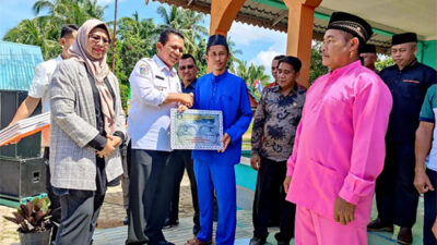 Gubernur Kepri Serahkan Bantuan Perikanan di Desa Pekaka Lingga Timur