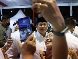 Prabowo Subianto disambut riuh emak-emak di Medan saat menghadiri undangan zikir dan doa bersama di Lapangan Benteng Kota Medan