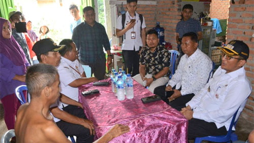 Wali Kota Padang, Hendri Septa serahkan bantuan kesehatan Baznas kepada seorang warganya yang sedang menderita penyakit liver di Tabiang Runtuh RT 01 RW 02 Kelurahan Korong Gadang, Kecamatan Kuranji
