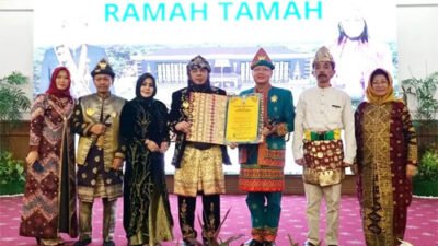 Gubernur Rohidin Terima Gelar Pangeran ‘Wira Mandala’ dari Kesultanan Palembang Darussalam
