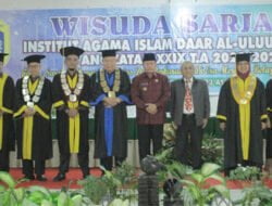 Asisten Perekonomian dan Pembangunan Drs. Muhili Lubis hadiri wisuda 81 lulusan Sarjana, bertempat di aula Institut Agama Islam DAAR Al Uluum (IAIDU) Asahan