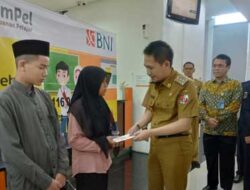 Wakil Bupati Lampung Utara, Ardian Saputra bersama pihak BPN Kabupaten setempat kembali menyerahkan buku sertifikat hak milik (SHM) milik masyarakat di dua desa yang ada di Kecamatan Abung Barat