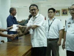 Bupati Pesibar, H. Agus Istiqlal Serahkan Buku Tabungan Ganti Rugi Lahan Pembangunan SPAM di Pulau Pisang