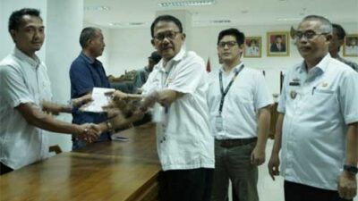 Bupati Pesibar Serahkan Buku Tabungan Ganti Rugi Lahan Pembangunan SPAM di Pulau Pisang