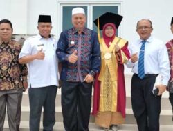 Bupati Pasaman Barat, Hamsuardi bersama Putri Sungai Aur Prof. Hetti Waluati Triana yang Dikukuhkan Jadi Guru Besar UIN Imam Bonjol Padang