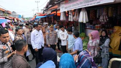 Wabup dan Kapolres Pasbar Pantau Ketersediaan Sembako di Pasar Simpang Tigo