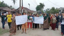 Emak-emak Desa Serdang Protes ke Bupati Asahan