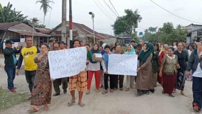 Jalan Tak Kunjung Diperbaiki, Emak-emak Desa Serdang Protes ke Bupati Asahan