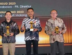 Plt Direktur RSUD Kanjuruhan Kota Kepanjen, dr. Bobi Prabowo, Sekretaris Daerah Wahyu Hidayat dan Kepala Dinas Kesehatan drg Wijanto Widjojo saat menerima penghargaan TOP BUMD Awards 2023