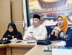 Sekda Provinsi Sumatra Barat, Hansastri didampingi Kadis Kominfotik Sumatra Barat, Siti Aisyah dalam jumpa pers persiapan Penas KTNA XIV 2023
