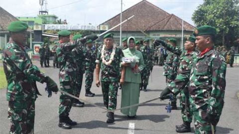 Mayor TNI Purnawirawan Daliman Dilepas dengan Upacara Pedang Pora