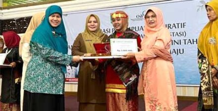 Pasbar Raih Penghargaan Perempuan Berjasa dan Berprestasi dari OASE-KIM
