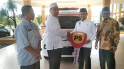 Bupati Pasbar, Hamsuardi Terima Secara Simbolis 1 Unit Ambulans dari Yayasan Prabowo Subianto
