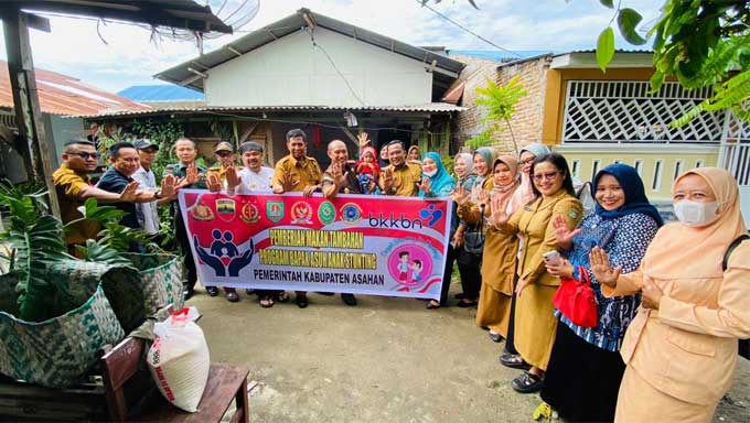 Kajari bersama Kepala Dinas P2KBP3A Kabupaten Asahan Berikan Makanan Tambahan untuk Anak Stunting