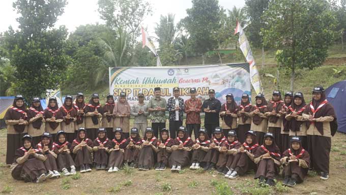 Wabup Pasbar Buka Kemah Ukhuwah Santriwati Generasi 14 SMP IT Darul Hikmah