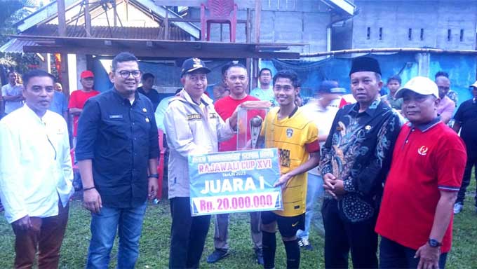 Wabup Pasbar Tutup Turnamen Sepak Bola Rajawali Cup XVI, Popesta Simpang Tiga Alin Juara