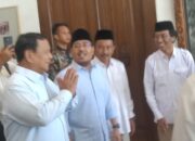 Sugianto, Sekretaris DPC Kabupaten Blitar (Kanan) saat menyambut Capres Prabowo Subianto