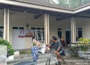 Anggota DPRD Kabupaten Blitar, Fredy Agung Kurniawan, bagi-bagi sayur gratis di Sanankulon dan Nglegok