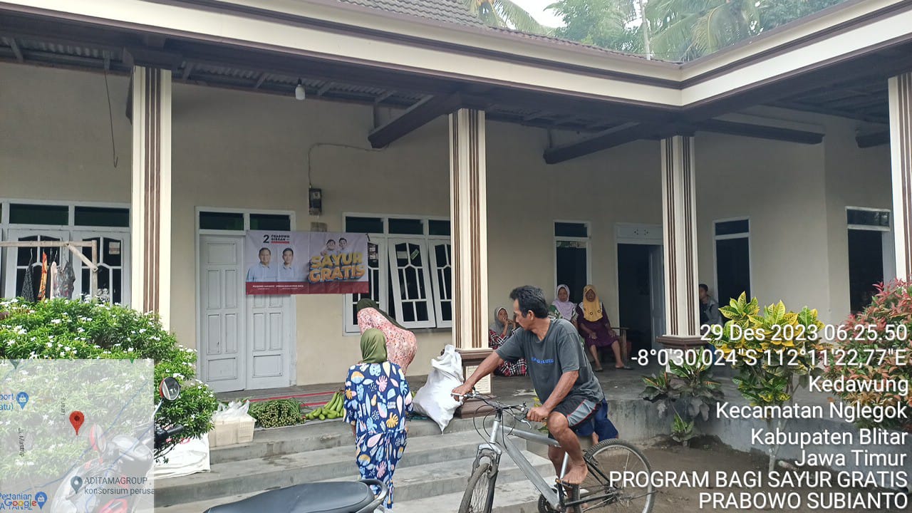 Anggota DPRD Kabupaten Blitar, Fredy Agung Kurniawan, bagi-bagi sayur gratis di Sanankulon dan Nglegok