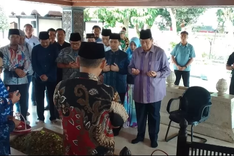 SBY saat berziarah di makam proklamator
