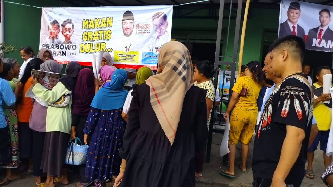 Tomi Gandhi Sasongko dan Didi Mahardika Soekarno bagikan makan gratis