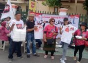 Romy Soekarno dan Ganjaris Blitar Menggebrak Blitar dengan Bagi-bagi Makanan dan Kaos