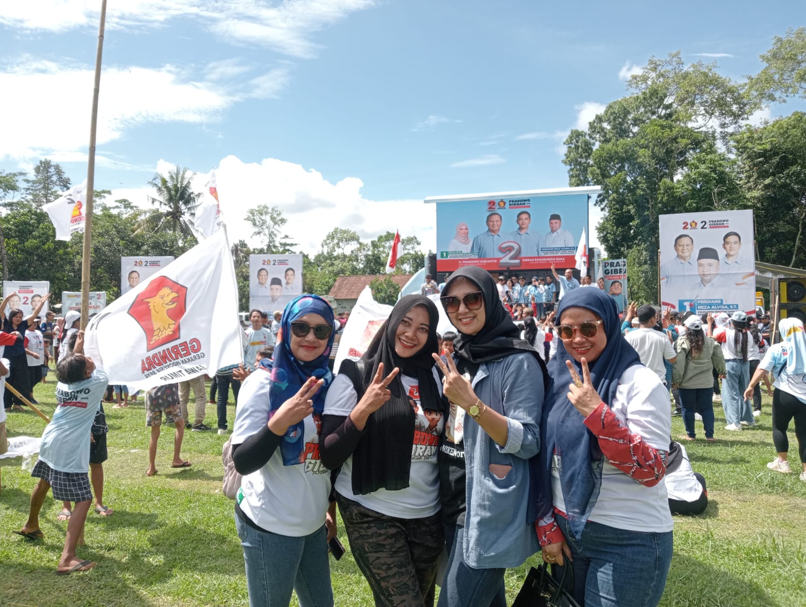 Niken Nurma Yunita ikut meriahkan acara goyang gemoy di Lapangan Desa Papungan, Kecamatan Kanigoro, Kabupaten Blitar, Jawa Timur