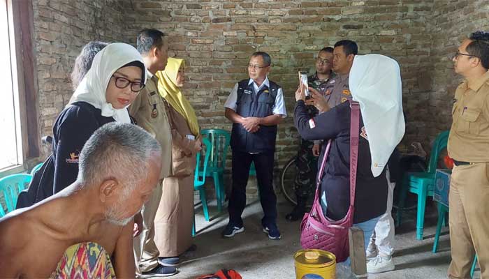 Sentra Terpadu Kartini Temanggung memberikan respon cepat terhadap kondisi Kakek Iksan (59) dari Desa Semare, Kecamatan Berbek, Kabupaten Nganjuk, Jawa Timur