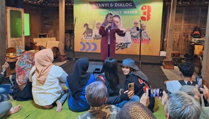 Yenny Wahid saat melakukan dialog bersama GenZ dan Barisan Gusdur di Dapur Kota Malang