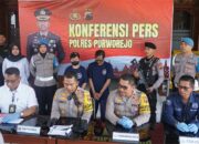 Konferensi pers Polres Purworejo terkait kasus penggelapan mobil rental