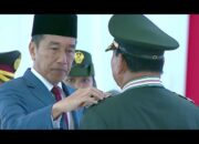 presiden joko widodo menyematkan pangkat kehormatan jenderal tni kepada prabowo subianto acara penyematan digelar di mabes tni 169