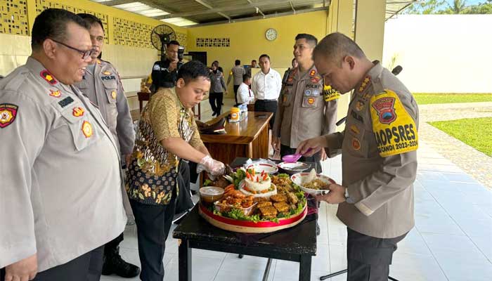 Kapolresta Magelang Rayakan Ulang Tahun Bersama Anggota yang Lahir Januari