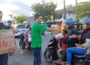 Brigade Joxzin Purworejo Bagi-bagi Nasi Kotak kepada Pengguna Jalan