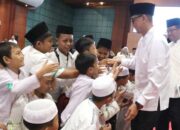 Direktur Utama PLN Darmawan Prasodjo didampingi Ketua Umum YBM PLN Sulistyo Biantoro saat menyapa langsung anak-anak yatim dan dhuafa pada acara Berbagi Kebahagiaan Bersama Yatim Dhuafa