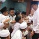 Direktur Utama PLN Darmawan Prasodjo didampingi Ketua Umum YBM PLN Sulistyo Biantoro saat menyapa langsung anak-anak yatim dan dhuafa pada acara Berbagi Kebahagiaan Bersama Yatim Dhuafa