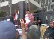 Ketua DPRD Kota Malang, I Made Rian Diana Kartika, saat menemui massa Aksi ARMMI