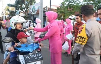 Kapolres Purworejo Bersama Bhayangkari Berbagi Takjil kepada Pengguna Jalan Raya