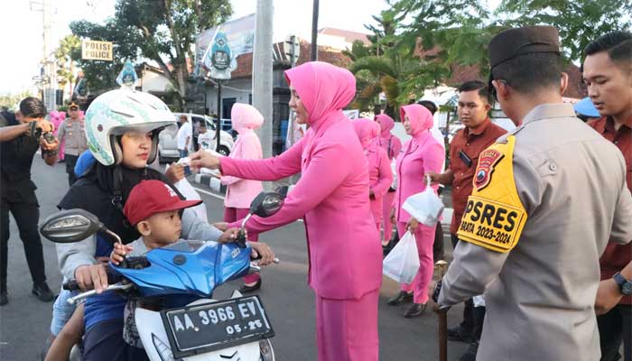 Kapolres Purworejo Bersama Bhayangkari Berbagi Takjil kepada Pengguna Jalan Raya