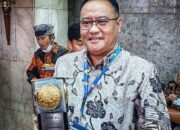 Kepala DLH Kota Malang, Noer Rahman Wijaya, bersama Piala Adipura 2023