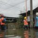 Petugas PLN melakukan pengamanan listrik daerah terdampak banjir di Semarang, Jawa Tengah