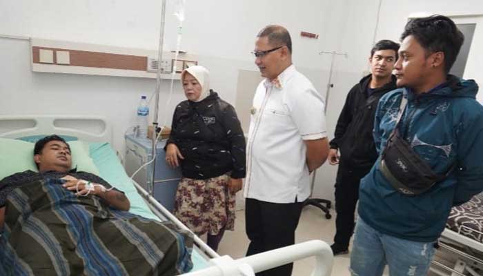 Pj Wali Kota Batu Kunjungi Korban Pohon Tumbang di Rumah Sakit Hasta Brata