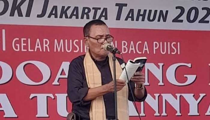 Penyair Pulo Lasman Simanjuntak sedang baca puisi pada parade baca puisi berbagai komunitas sastra di Rooftop Pasar Gembrong Baru, Jakarta Timur