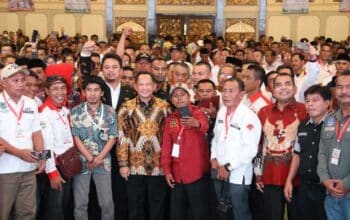 Mendagri, Muhammad Tito Karnavian foto bersama di Kongres Desa Indonesia 2024 di Hotel Kartika Chandra, Jakarta.