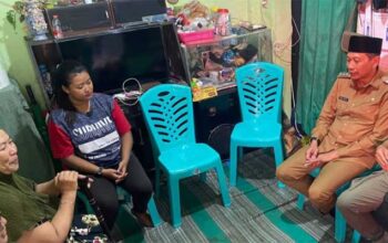 Pj Wali Kota Malang, Wahyu Hidayat, saat berkunjung ke rumah Korban penolakan RS Hermina