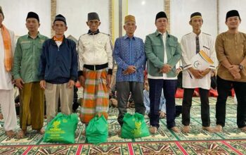 Warga Kecamatan Batu Brak, Lampung Barat, terima Bantuan Paket Sembako