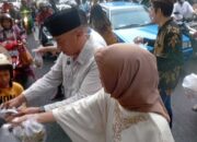 Kepala Dinas Perindustrian dan Perdagangan Kota Malang, Eko Syah ikut bagikan takjil kepada pengendara