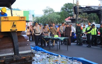 Polres Blitar Kota Memusnahkan 1.973 Botol Miras dalam Operasi Pekat Ramadan 2024